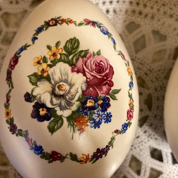 Eggzakly Porcelain Handcrafted Egg with Flowers set of 2 - Picture 6 of 9